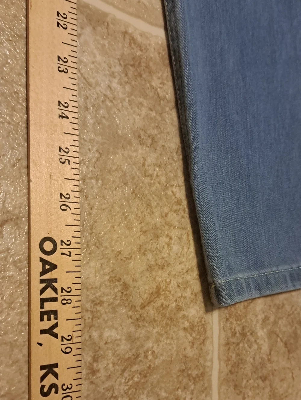 HALARA Straight Leg Jeans in Light Blue Wash. Size L Regular.